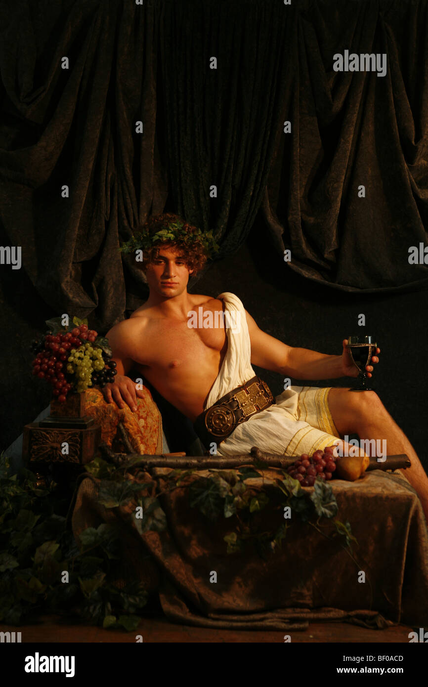 Gioventù classica in suffragio di bere vino con uve. eterna gioventù la vitalità e la salute Foto Stock