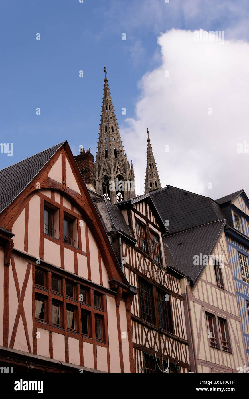 Francia, street di Rouen in Normandia con la chiesa abbaziale di Saint-Ouen torri in terra Foto Stock