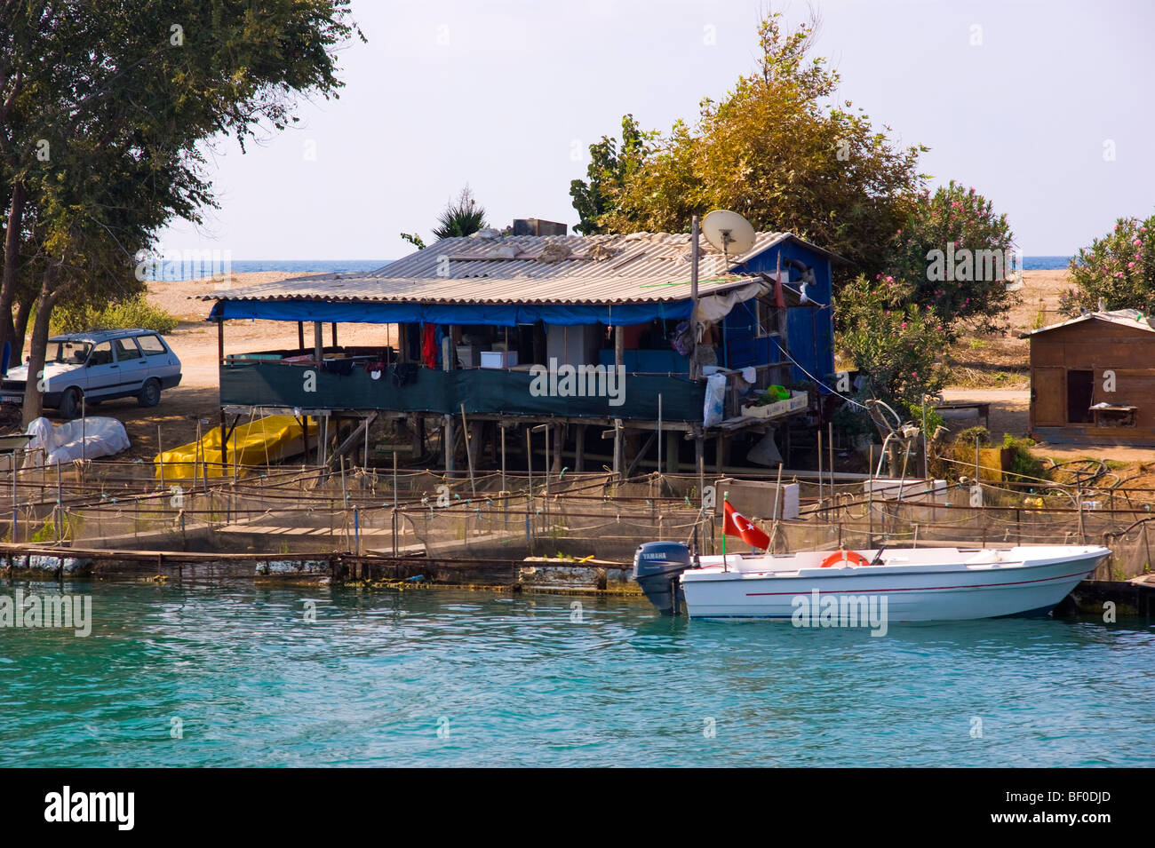 Fishfarm sul Manavgat fiume vicino a Antalya in paesi del Mediterraneo meridionale della Turchia Foto Stock