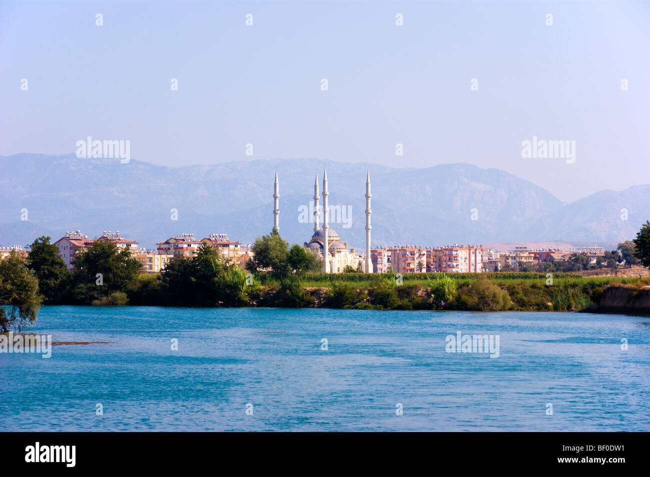 Moschea a Manavgat nel Mediterraneo meridionale della Turchia con le montagne del taurus oltre Foto Stock