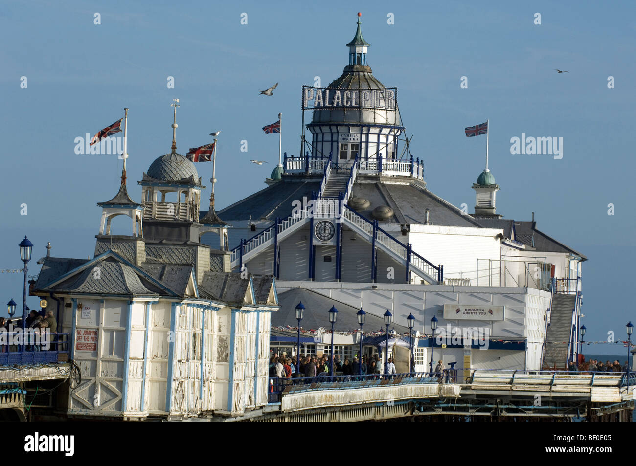 Eastbourne Pier mascherate come Brighton Palace Pier per il 2009 posizione di ripresa di un 1960s versione di 'Brighton Rock' Foto Stock