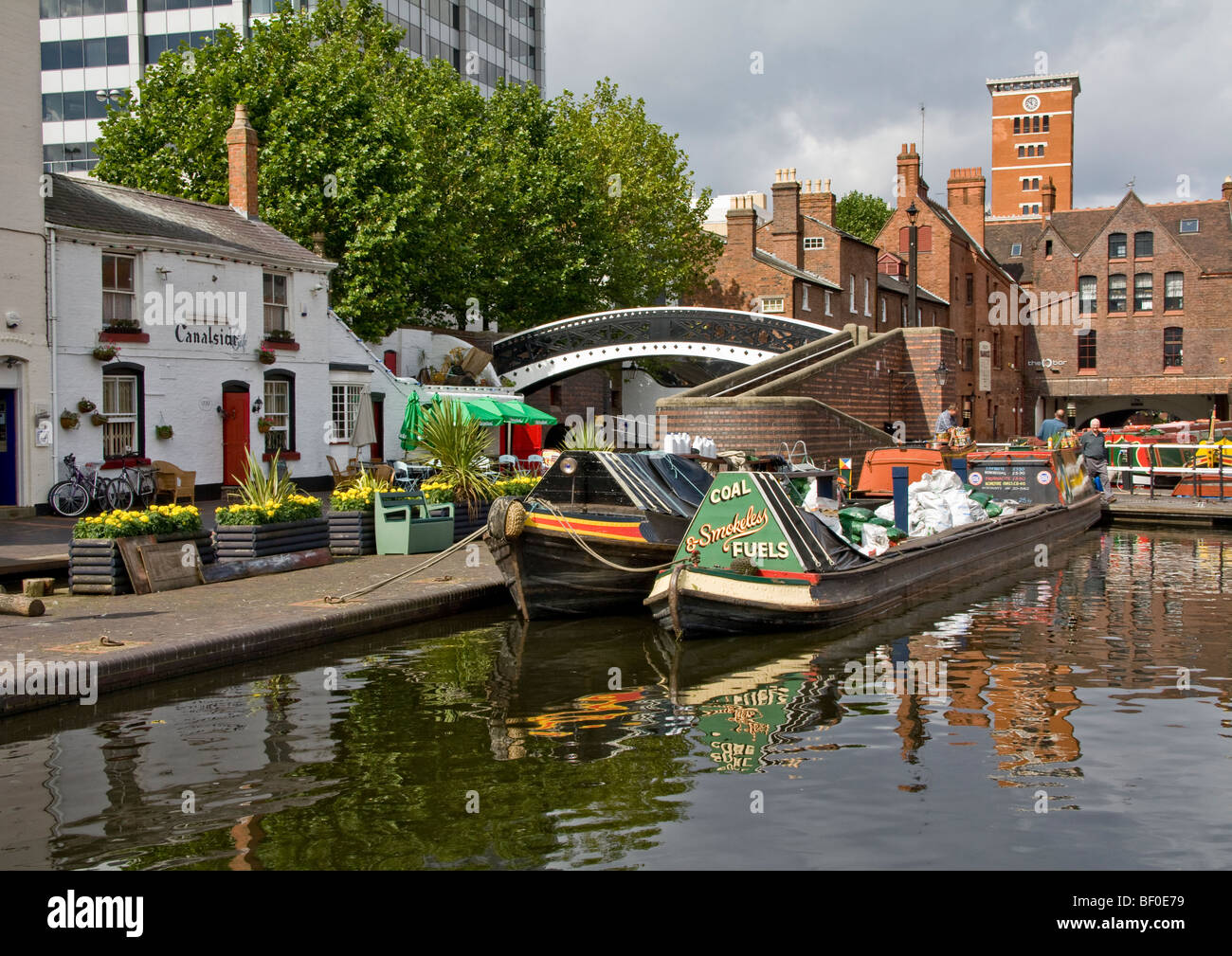 Un tradizionale coppia di trading narrowboats ormeggiato a Gas Street Basin nel centro di Birmingham Foto Stock