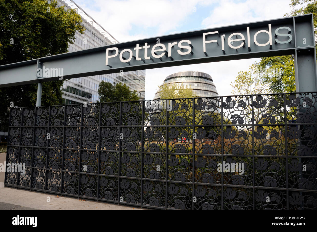 Potters Fields Park con il Municipio in background Londra Inghilterra REGNO UNITO Foto Stock