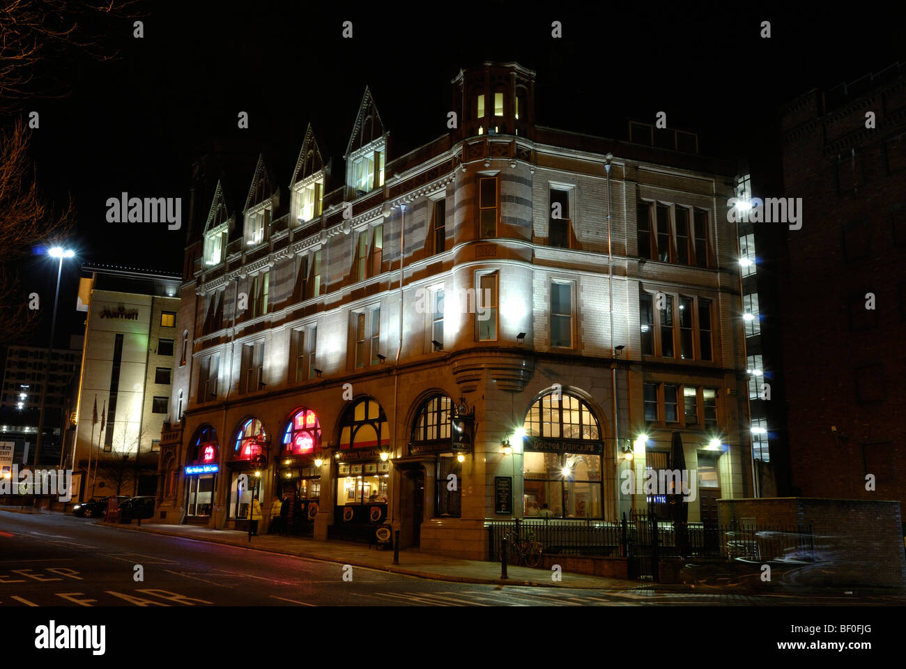 Medico Duncan pub e il Marriott Hotel Liverpool Regno Unito Foto Stock