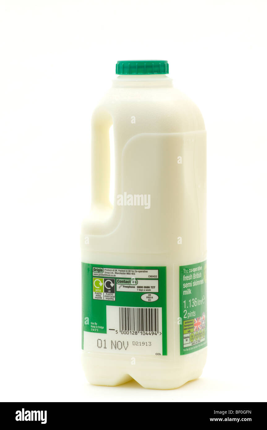 Due pinte di il latte parzialmente scremato in una bottiglia di plastica contro uno sfondo bianco Foto Stock