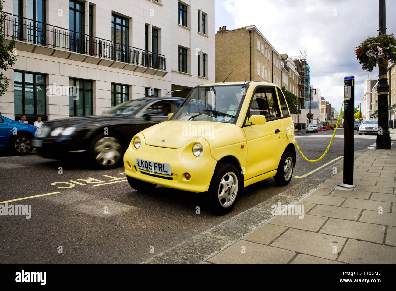 Un auto elettrica ricarica fino a uno di Westminster il "succo" punto di alloggiamenti di parcheggio Foto Stock