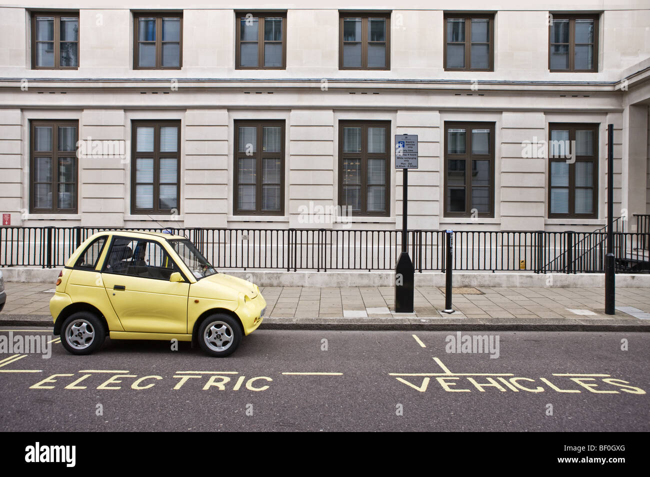 Un auto elettrica ricarica fino a uno di Westminster il "succo" punto di alloggiamenti di parcheggio Foto Stock