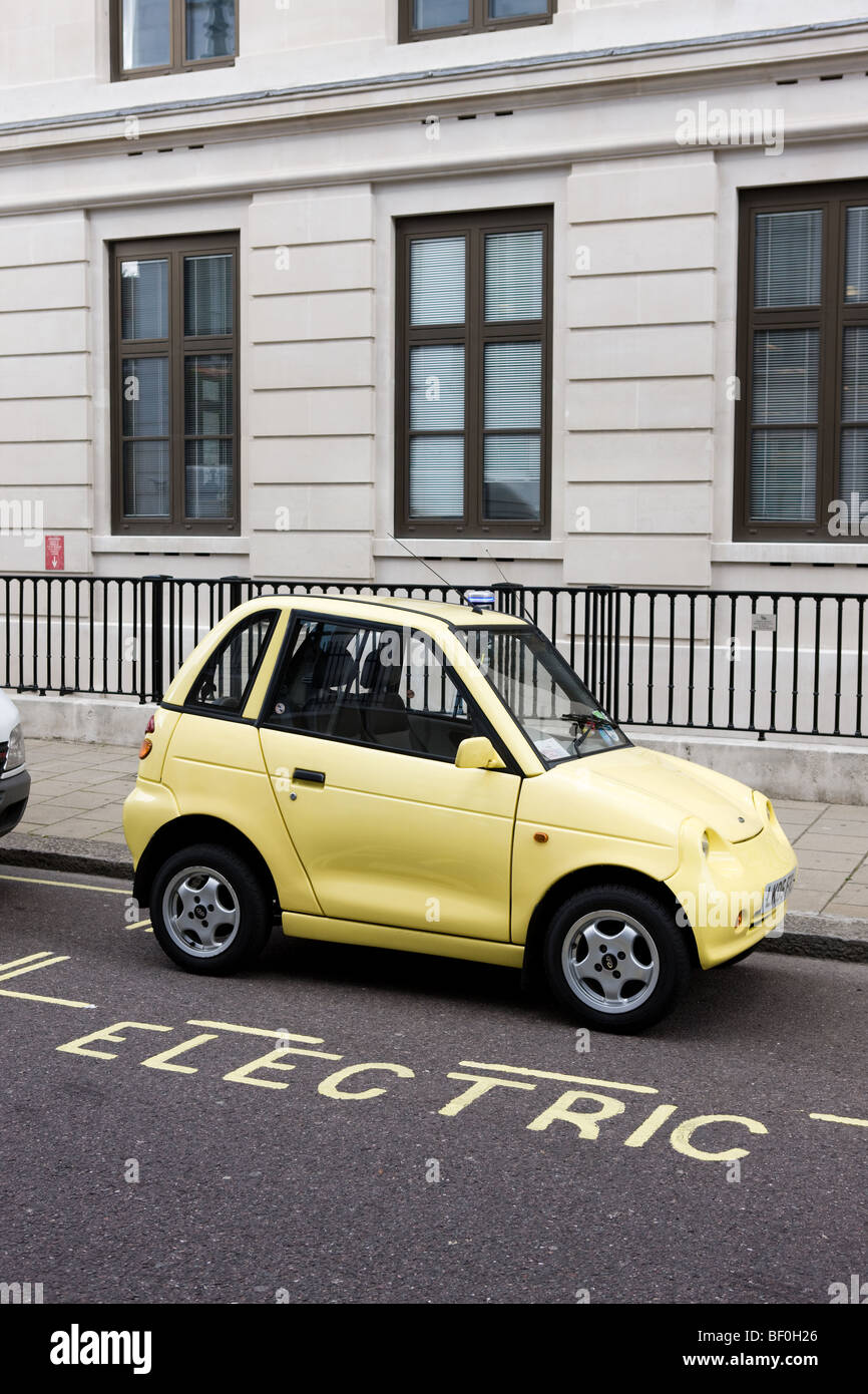 Un auto elettrica ricarica fino a uno di Westminster il "succo" punto di alloggiamenti di parcheggio Foto Stock
