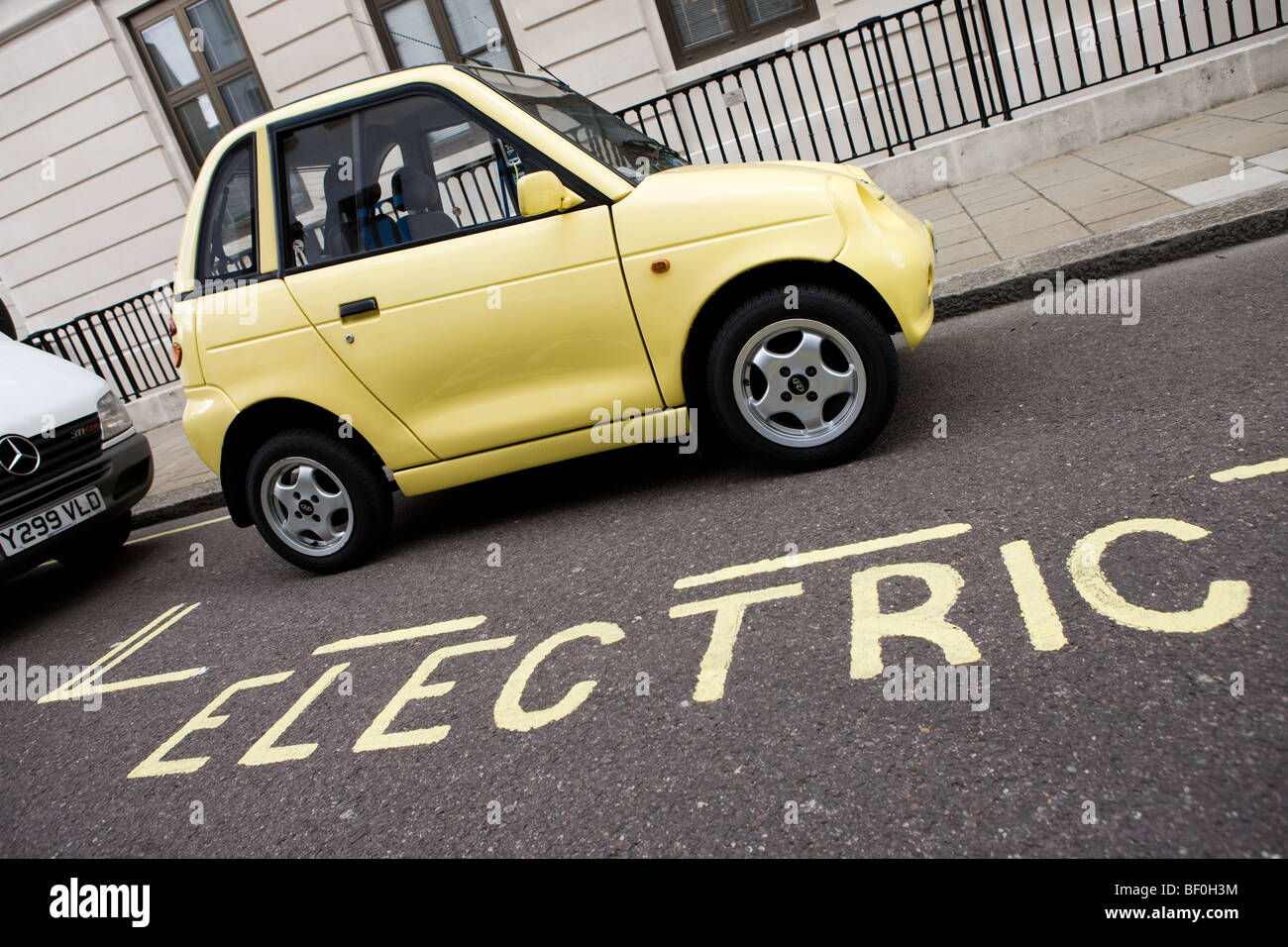 Un auto elettrica ricarica fino a uno di Westminster il "succo" punto di alloggiamenti di parcheggio Foto Stock