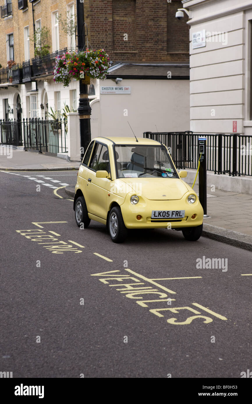 Un auto elettrica ricarica fino a uno di Westminster il "succo" punto di alloggiamenti di parcheggio Foto Stock