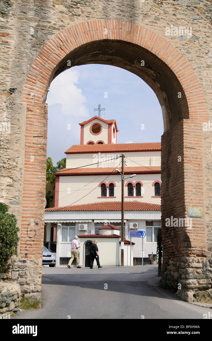 Arco d'ingresso a Salonicco città alta storica fortificazione bizantina pareti a questa famosa Northern sito greco Foto Stock