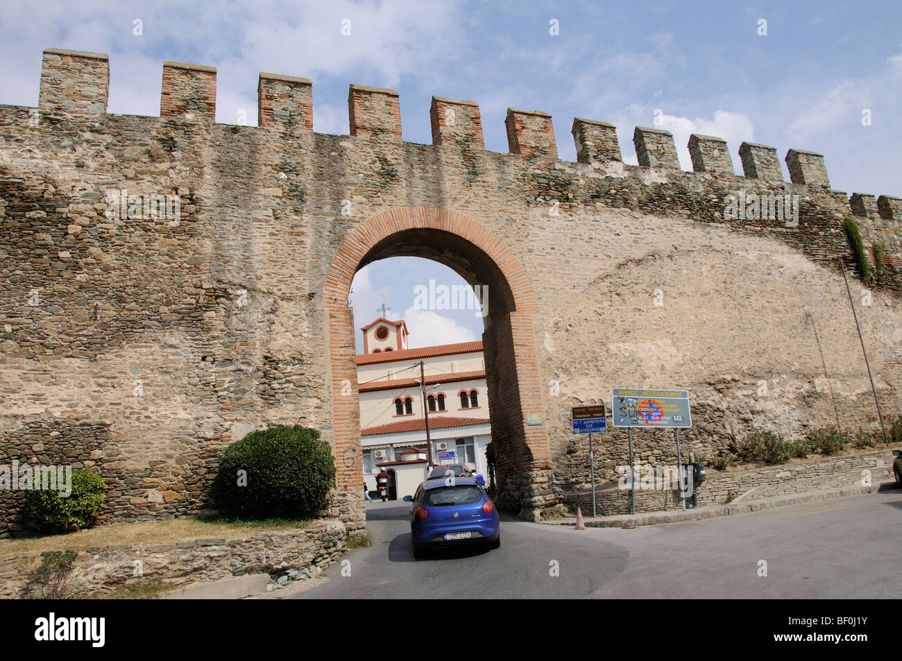 Arco d'ingresso a Salonicco città alta storica fortificazione bizantina pareti a questa famosa Northern sito greco Foto Stock