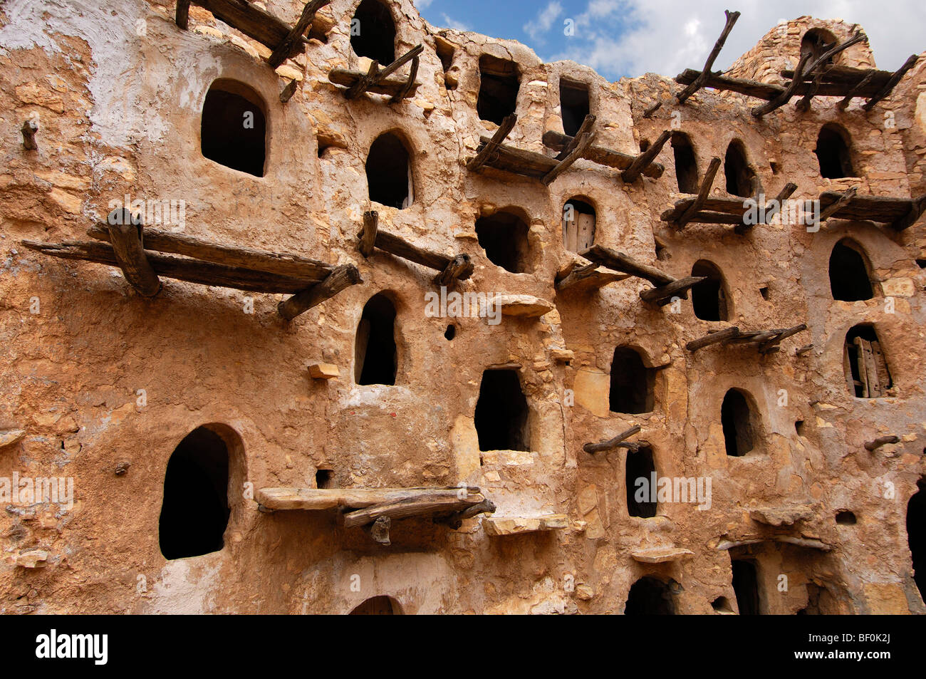 Aprire le strutture di magazzinaggio nella parete interna del fortificato granaio berbero Qasr al-Haj, montagne Nafusa, Libia Foto Stock