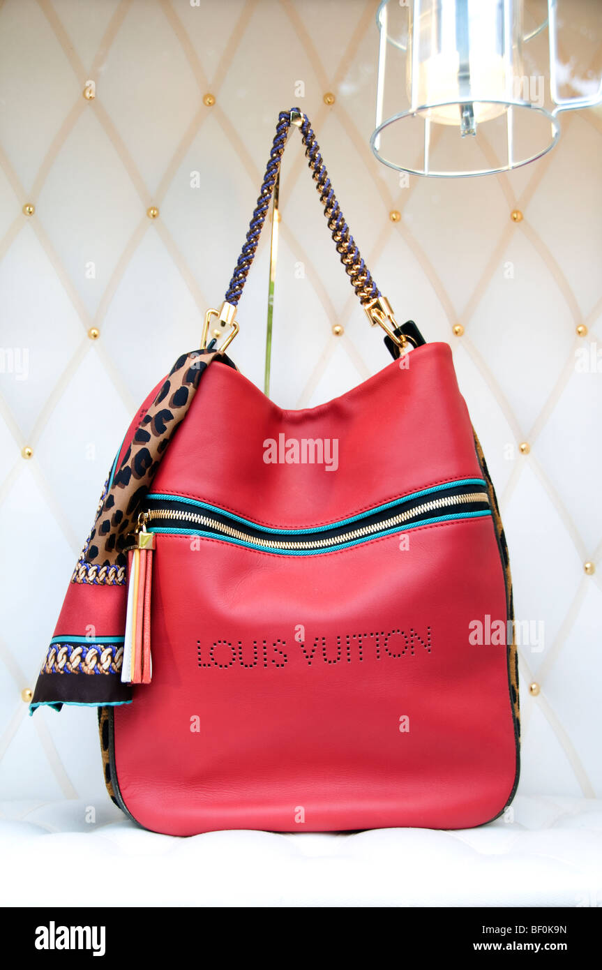 Louis Vuitton bolso hombre jeans chaqueta de cuero Fotografía de stock -  Alamy