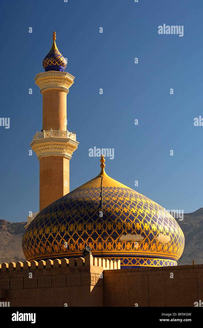 Minareto e cupola della Grande Moschea di Nizwa, Sultanato di Oman Foto Stock