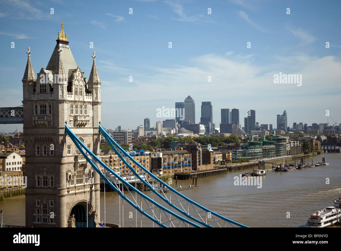 Docklands visto attraverso il Tower Bridge e il Tamigi dal piano superiore del municipio edificio. Londra Foto Stock