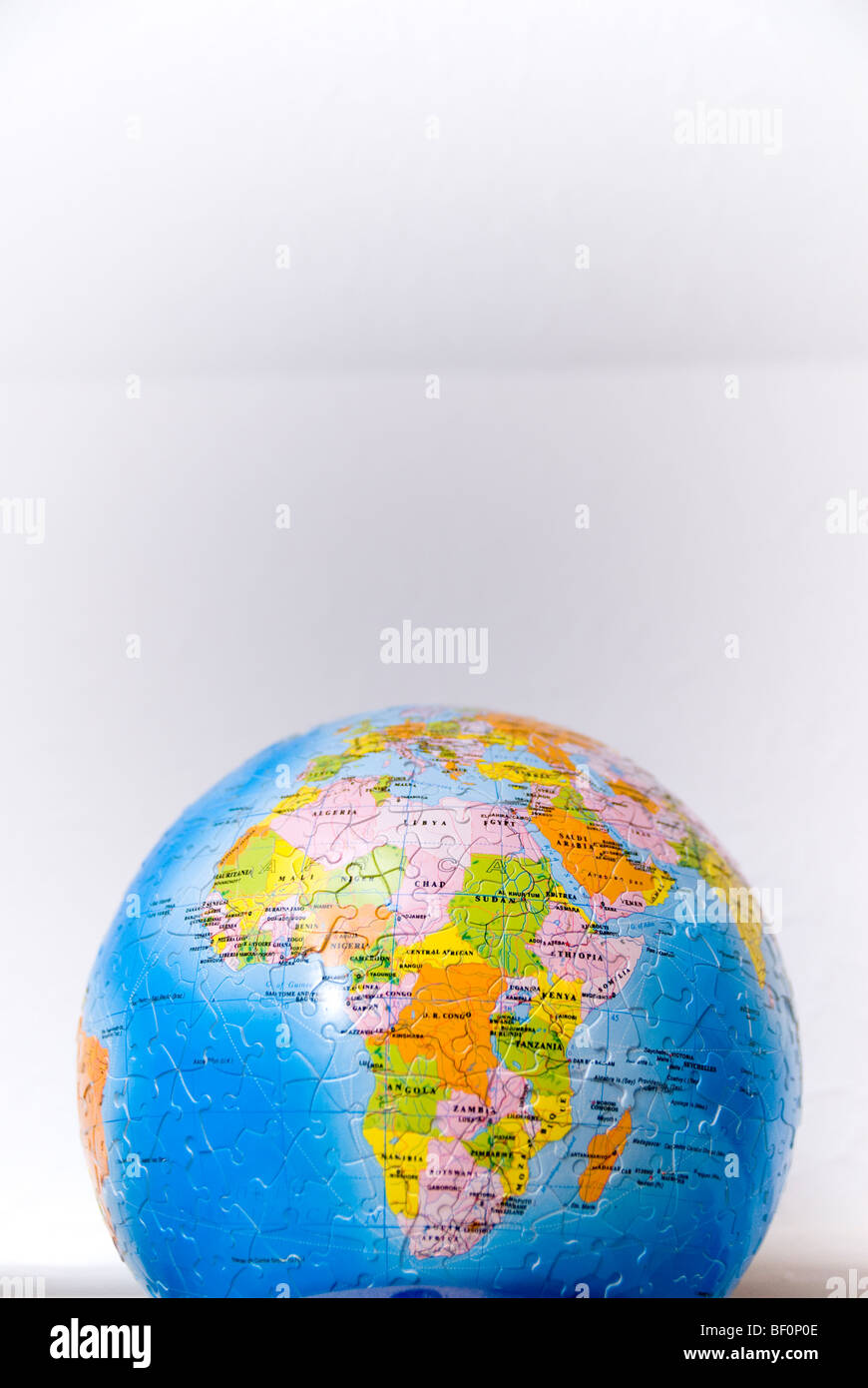 L Africa è il continente; mostrato su un globo del mondo (jigsaw) Foto Stock