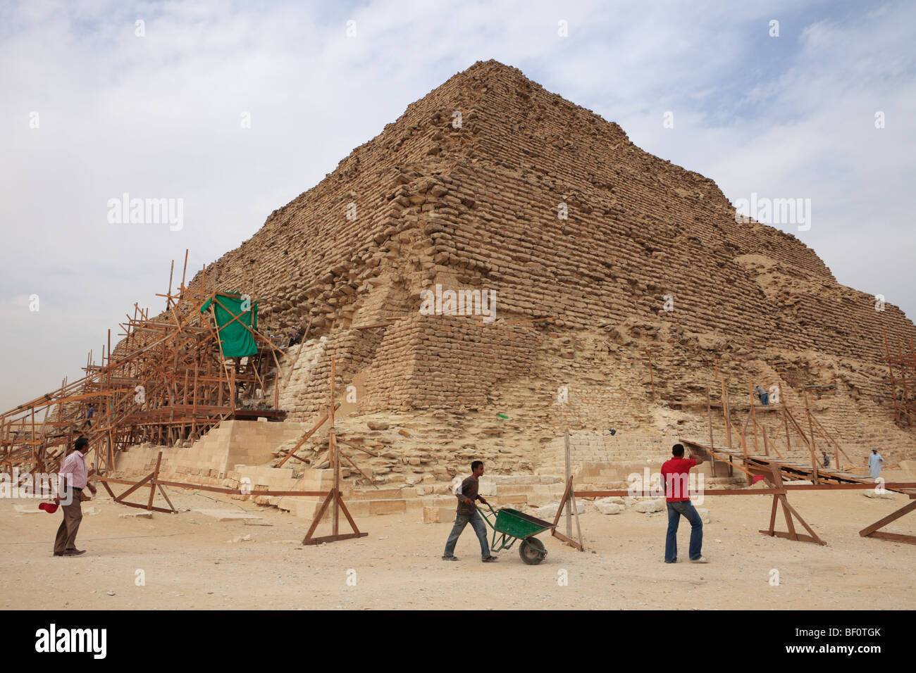 Moderno e sforzi per la ricostruzione presso la piramide a gradini di Zoser - Saqqara, Egitto. Foto Stock