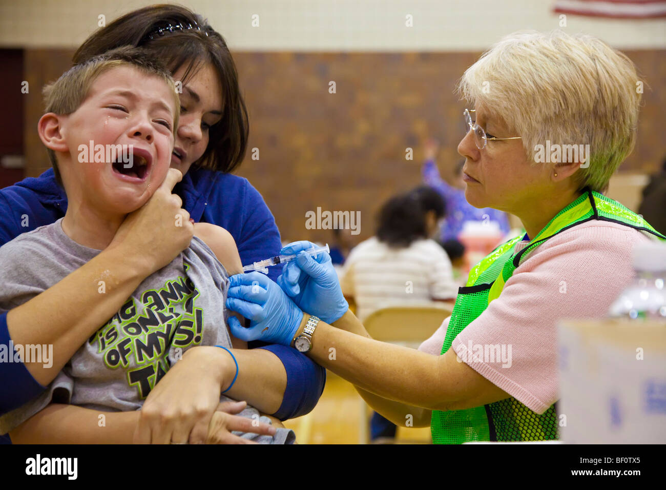 Hamtramck, Michigan - un lavoratore di cura di salute vaccinati un ragazzo contro il virus H1N1 di influenza suina. Foto Stock