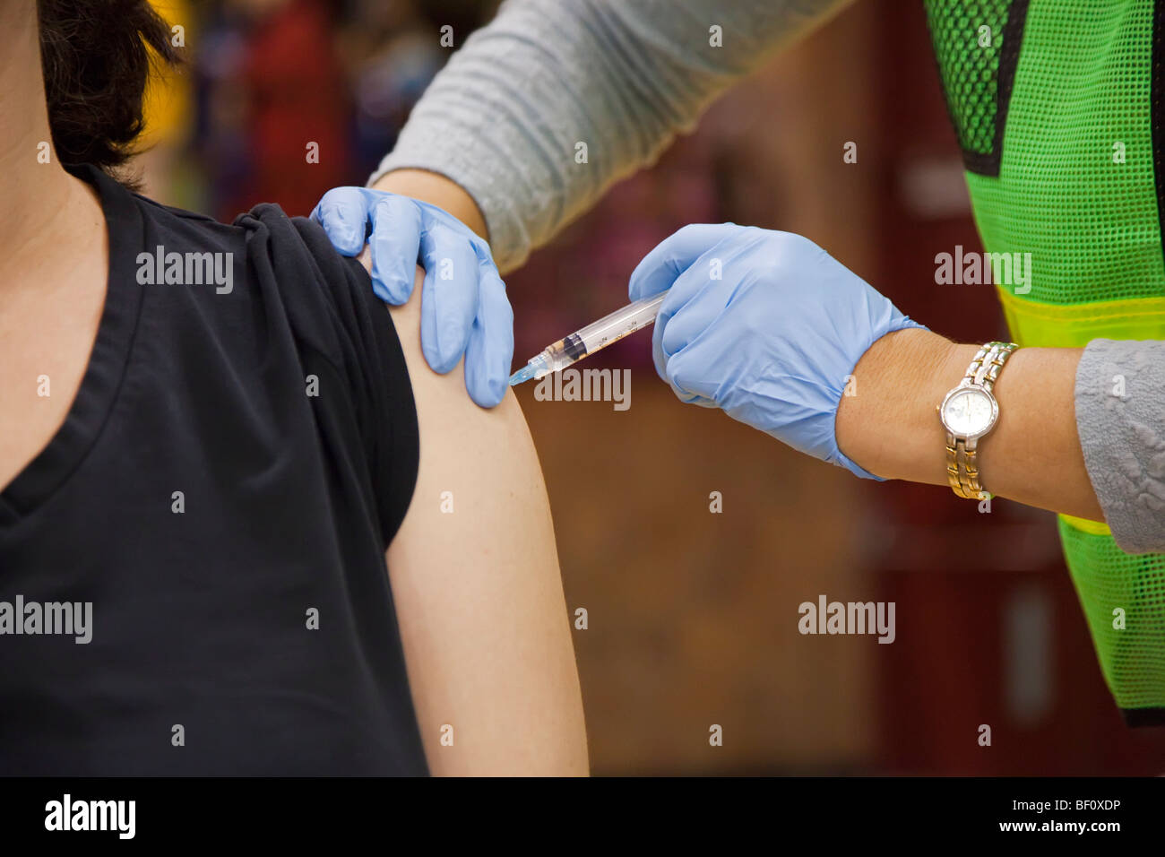 Hamtramck, Michigan - un lavoratore di cura di salute vaccinati un residente dell'area di Detroit contro il virus H1N1 di influenza suina. Foto Stock