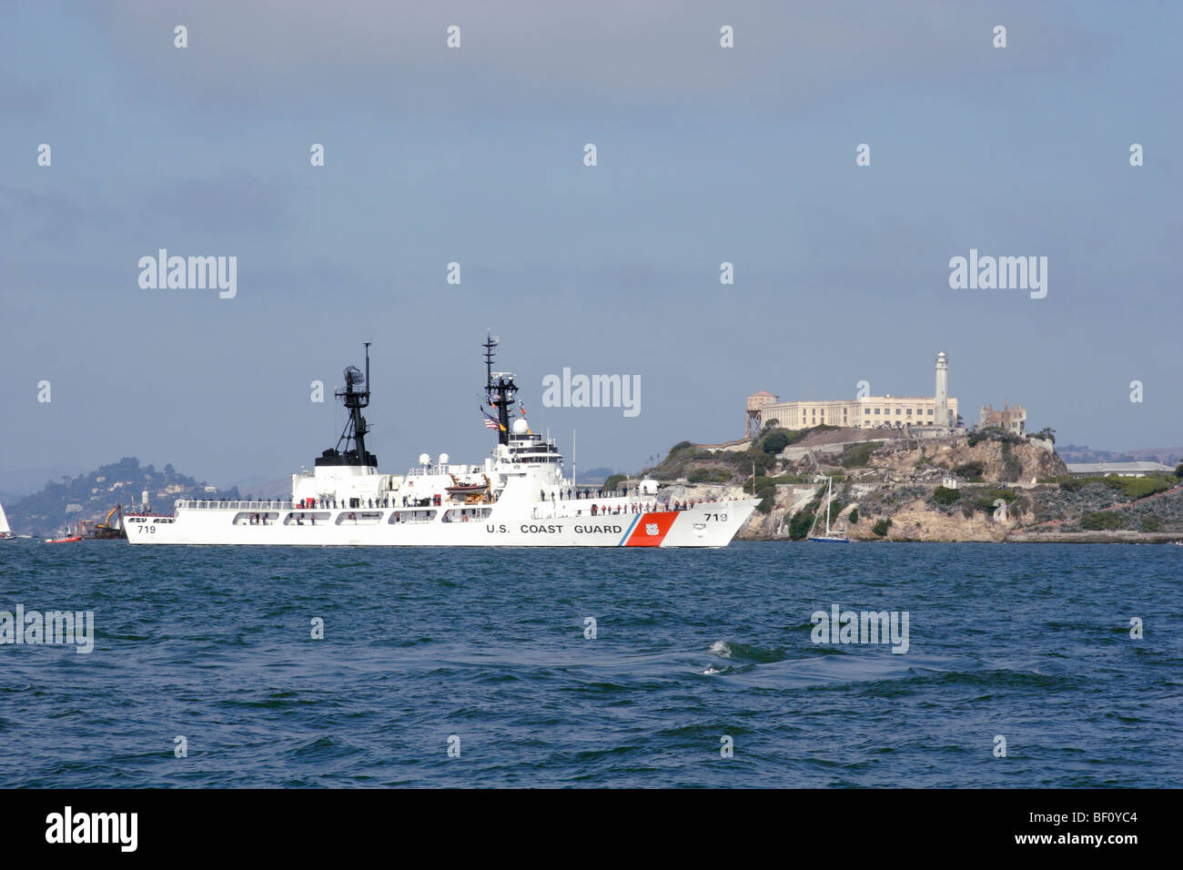 United States Coast Guard Cutter Boutwell (WHEC-719) vapori nella Baia di San Francisco 2009 durante la settimana della flotta sfilata di navi. Foto Stock