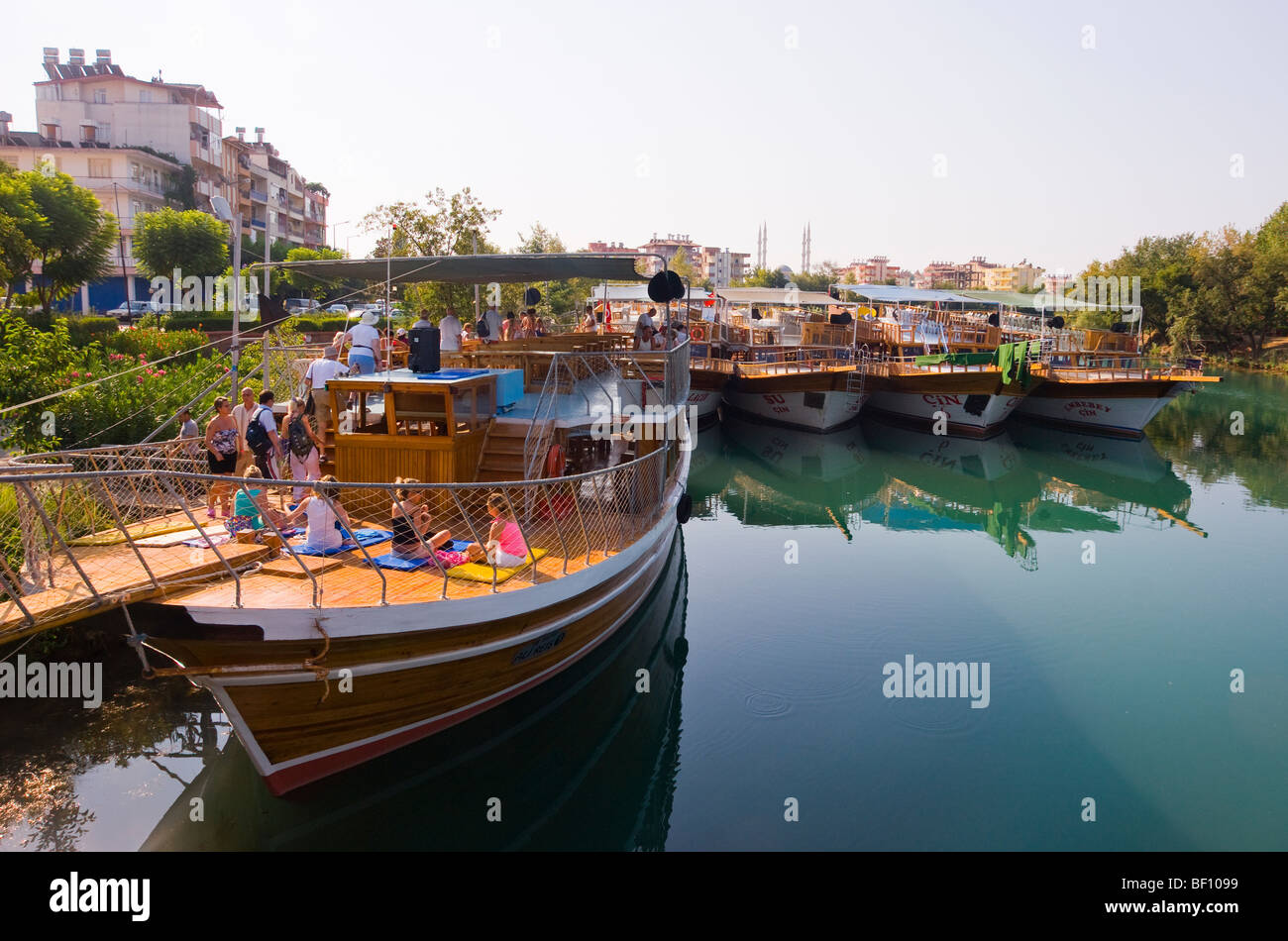 Barche a vela sul fiume Manavgat vicino a Antalya in paesi del Mediterraneo meridionale della Turchia Foto Stock