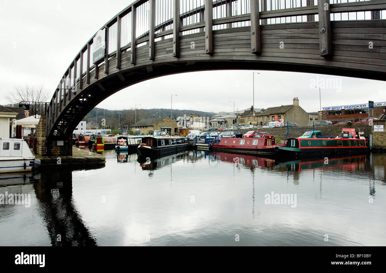 Ponte e su annulla barche in Apsley bacino, Huddesfield Foto Stock