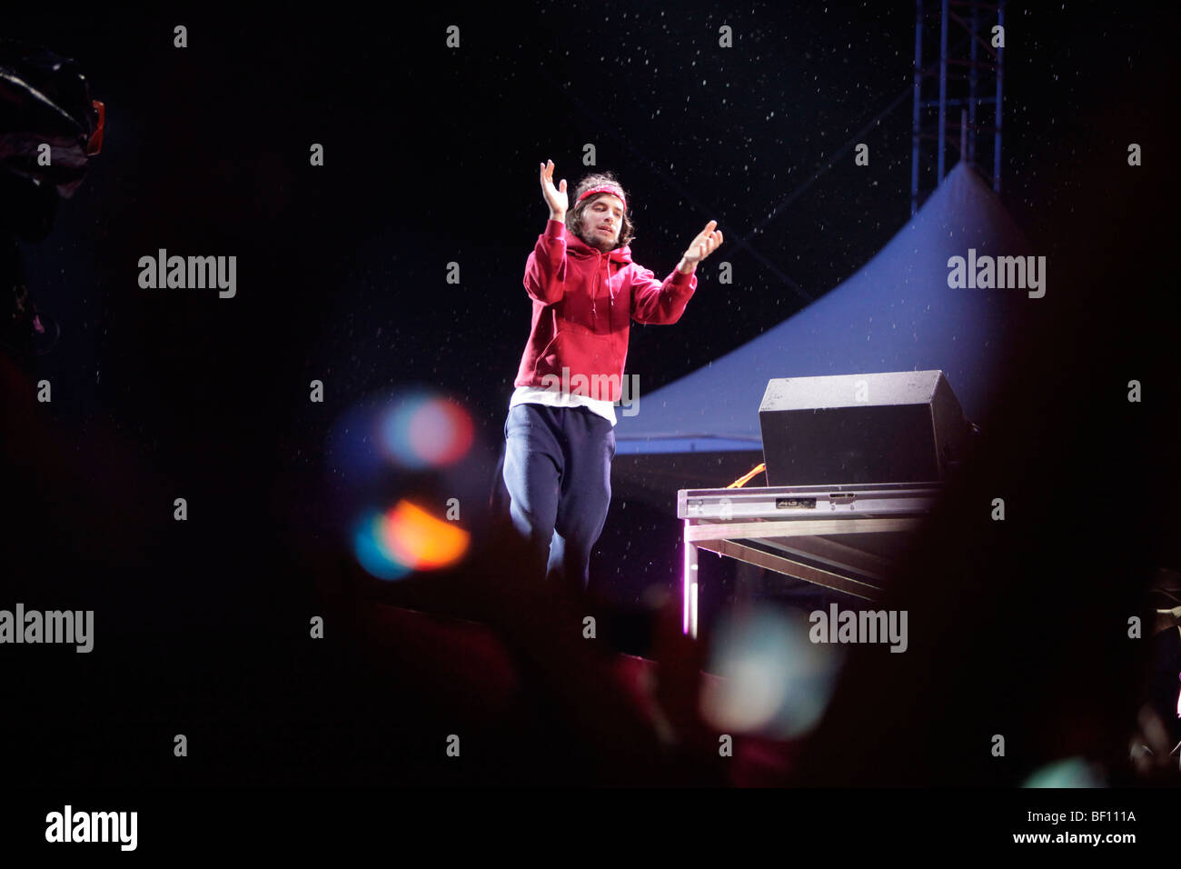 Ragazza parlare esegue durante il segreto della Victoria Rosa concerto presso la Indiana University. Foto Stock