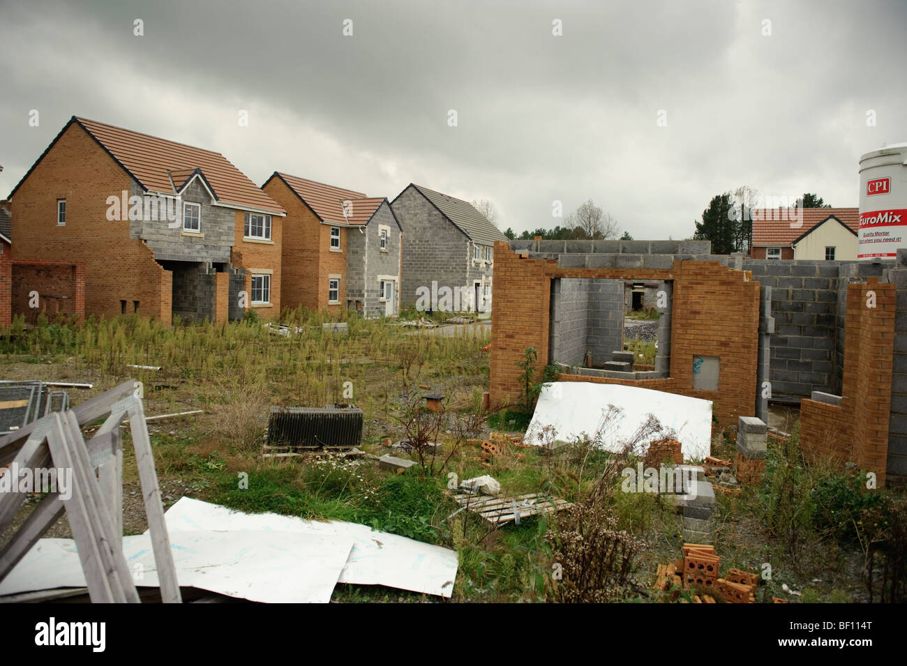 Parte costruite le abitazioni private per lo sviluppo di un progetto sulla periferia di Llanelli, abbandonato dopo lo sviluppatore è andato busto. wales UK Foto Stock
