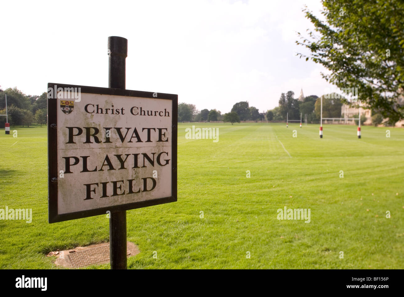 La Chiesa di Cristo i campi da gioco sign in estate Foto Stock