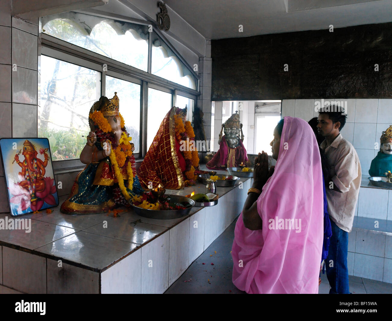 Ganga Talao Grand Bassin Maurizio donna orante a Ganesh nel tempio indù Foto Stock