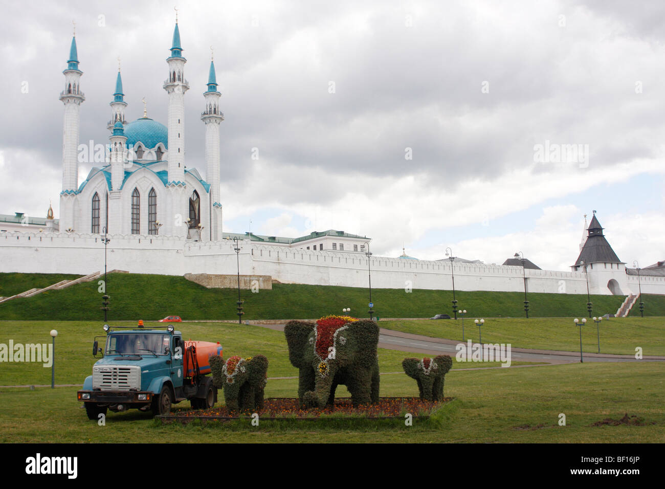 Il Cremlino di Kazan è diverso da quello di Mosca (vi è pietra rossa) è una Russia di pietra bianca. I lavoratori si preparano per l'Universiade 2008. Foto Stock