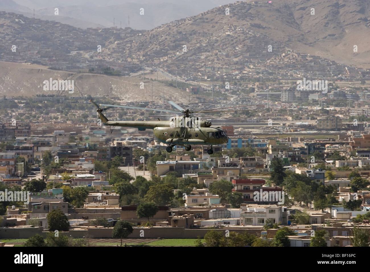 NATO a ISAF elicottero sorvola la città di Kabul Afghanistan sulla missione di routine Foto Stock