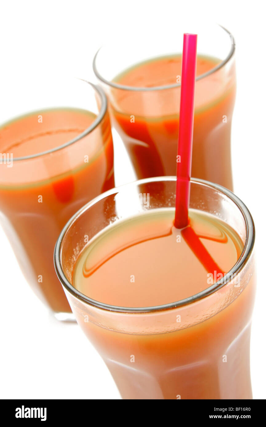 I succhi di pomodoro isolata contro uno sfondo bianco Foto Stock