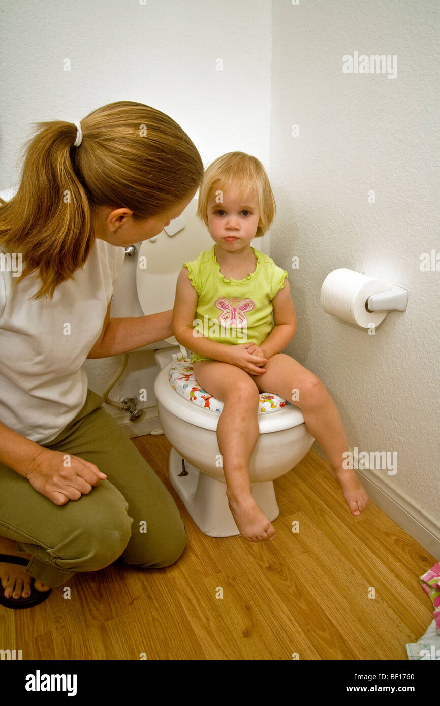 Una madre introduce il suo due-anno-vecchio figlia alla formazione igienica a casa nel sud della California. Foto Stock