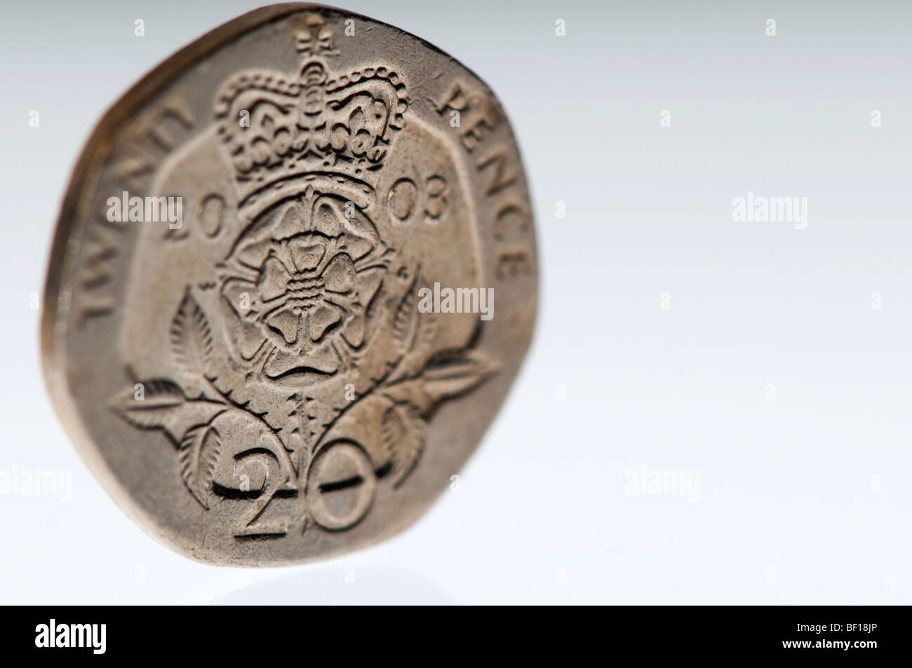 Immagine ravvicinata di 20 pence monete, colpo contro il bianco. Foto Stock