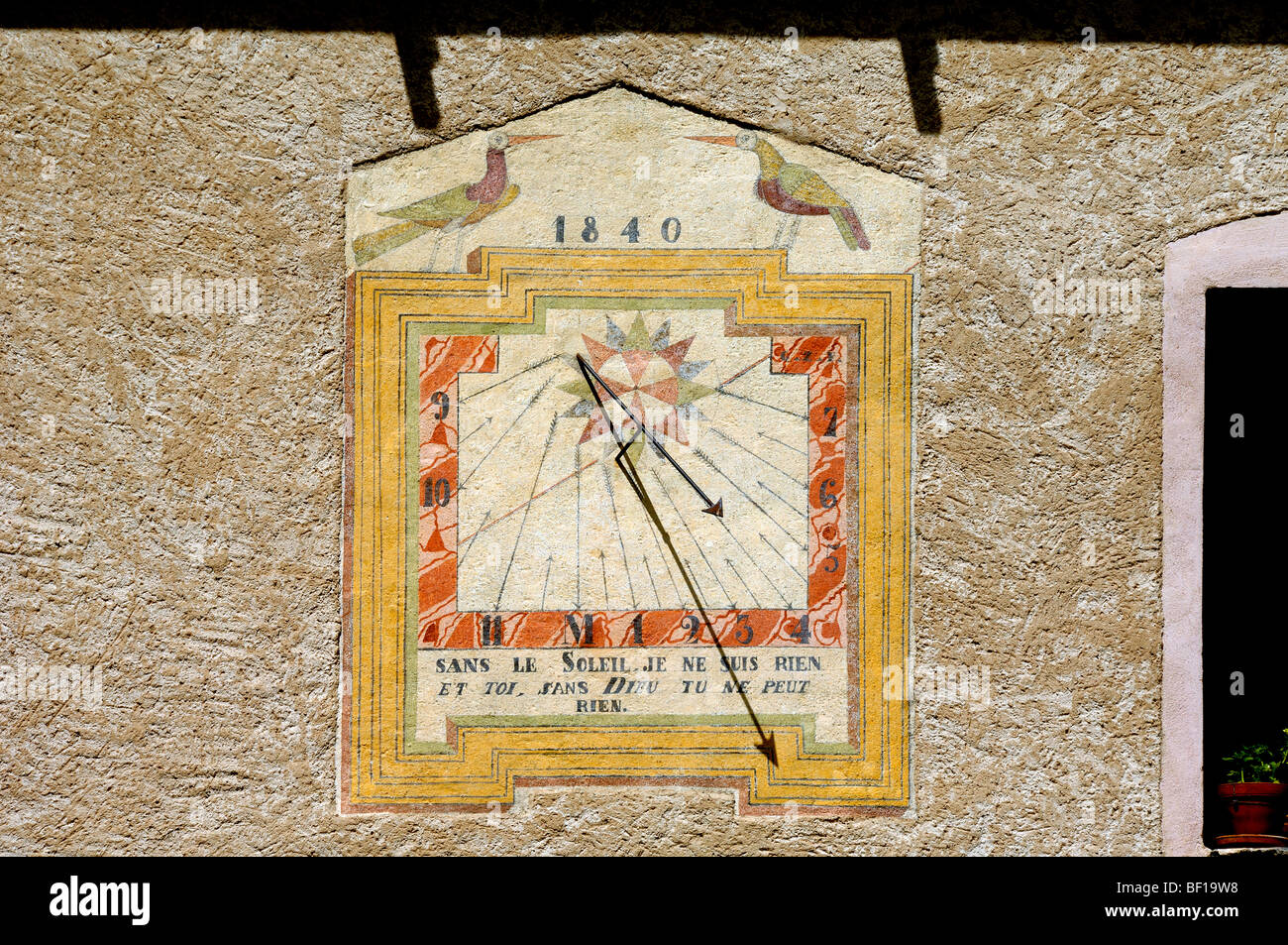 Quadrante del XIX secolo con uccelli stilizzati e parole popolari, motto o Maxim Saint-Véran o Saint Veran Queyras Alpi francesi Francia Foto Stock