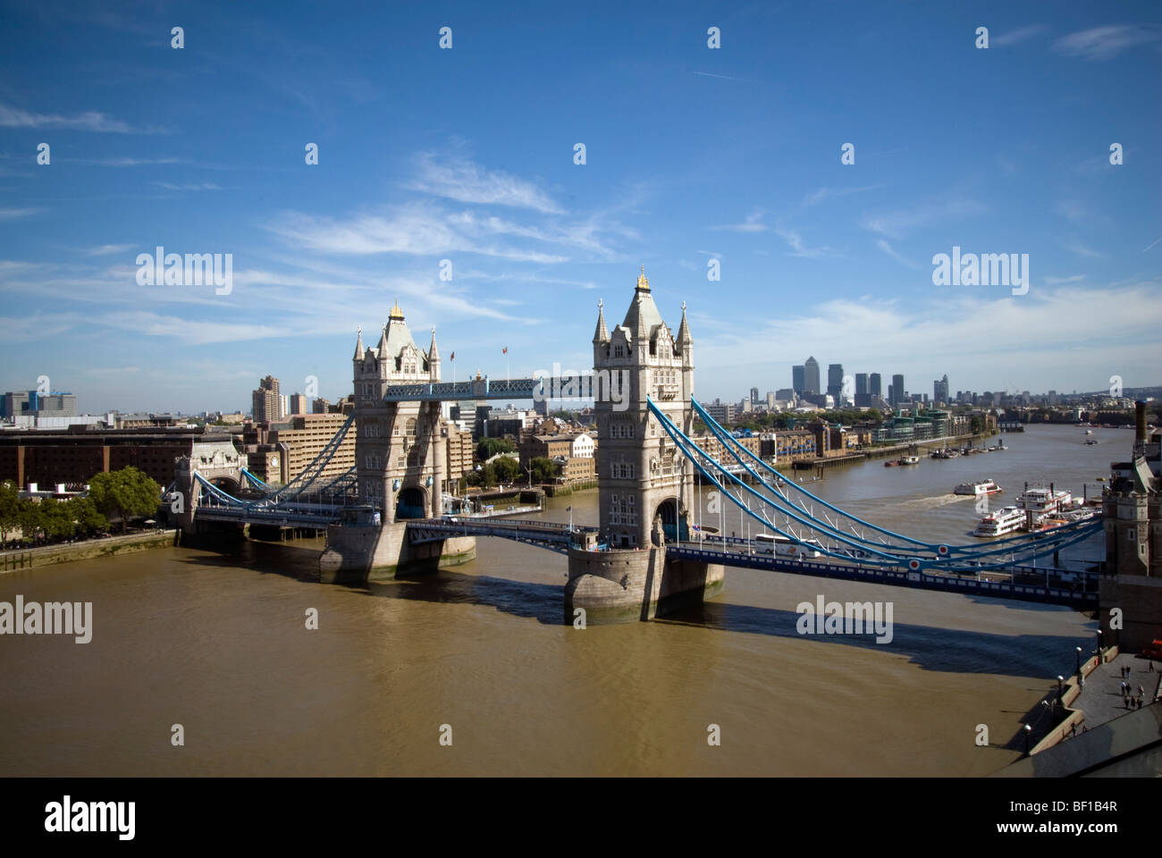 Docklands visto attraverso il Tower Bridge e il Tamigi dal piano superiore del municipio edificio. Londra Foto Stock