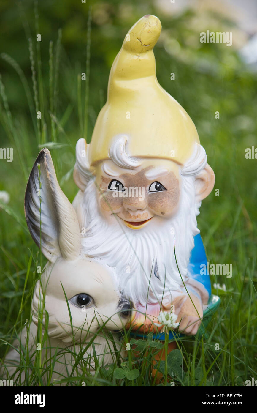 Uno gnomo da giardino in erba, Svizzera. Foto Stock