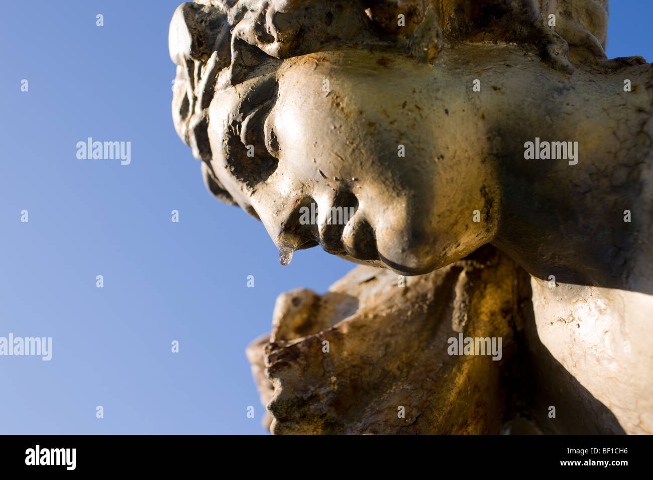 Una statua femminile con il cappio di sgocciolamento, Svezia. Foto Stock
