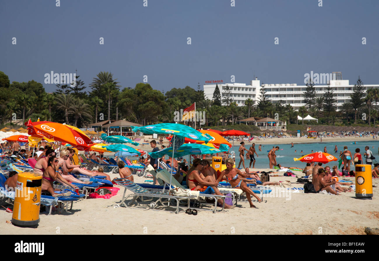 Spiaggia di nissi affollate di turisti ayia napa repubblica di Cipro in Europa Foto Stock