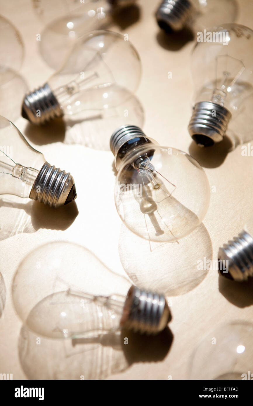 Un gruppo di media di lampadine Foto Stock