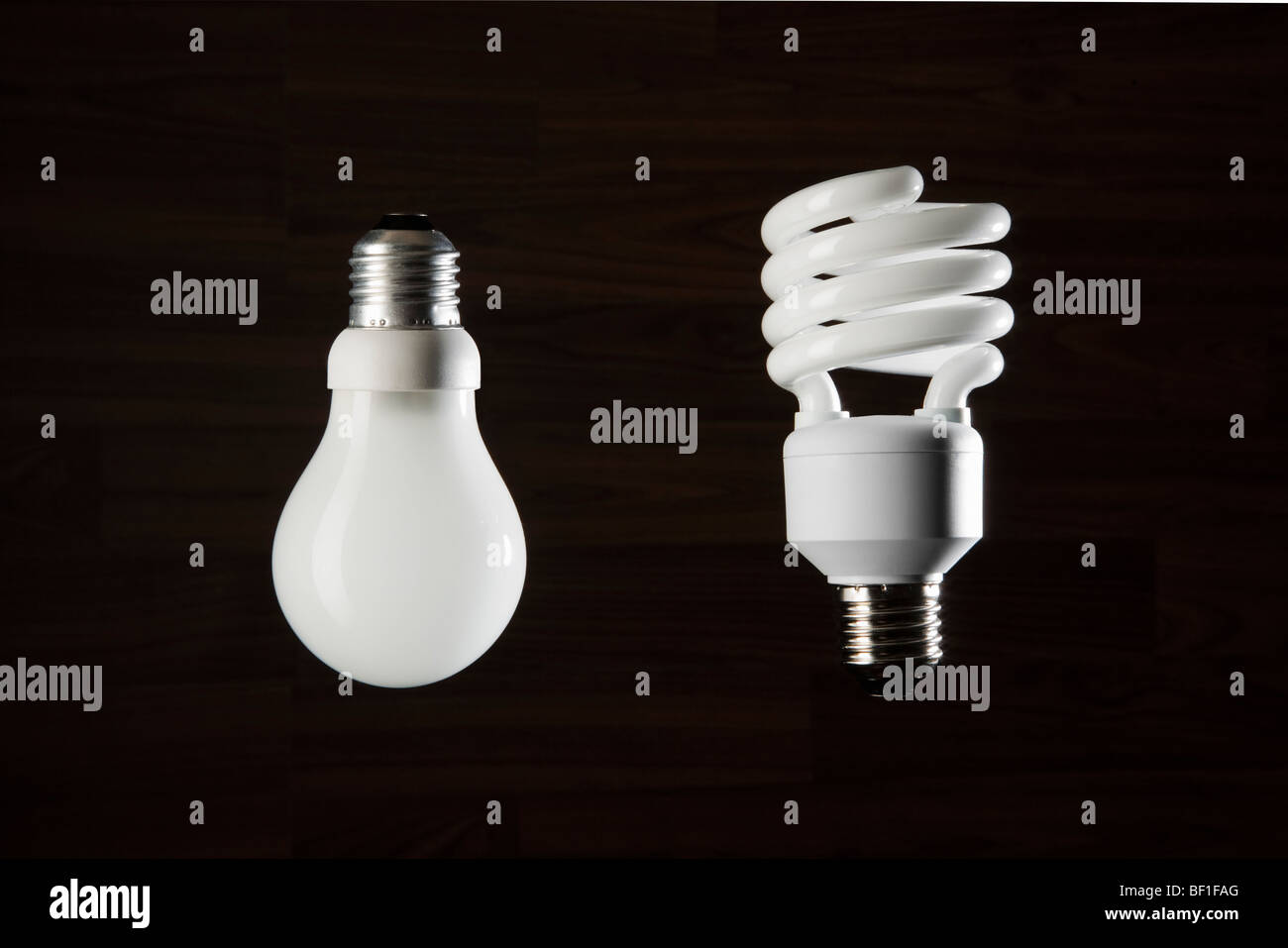 Due diverse lampadine Foto Stock