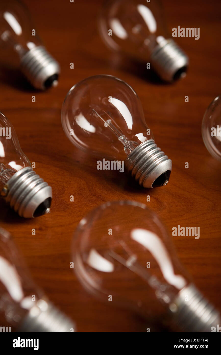 Un gruppo di media di lampadine Foto Stock