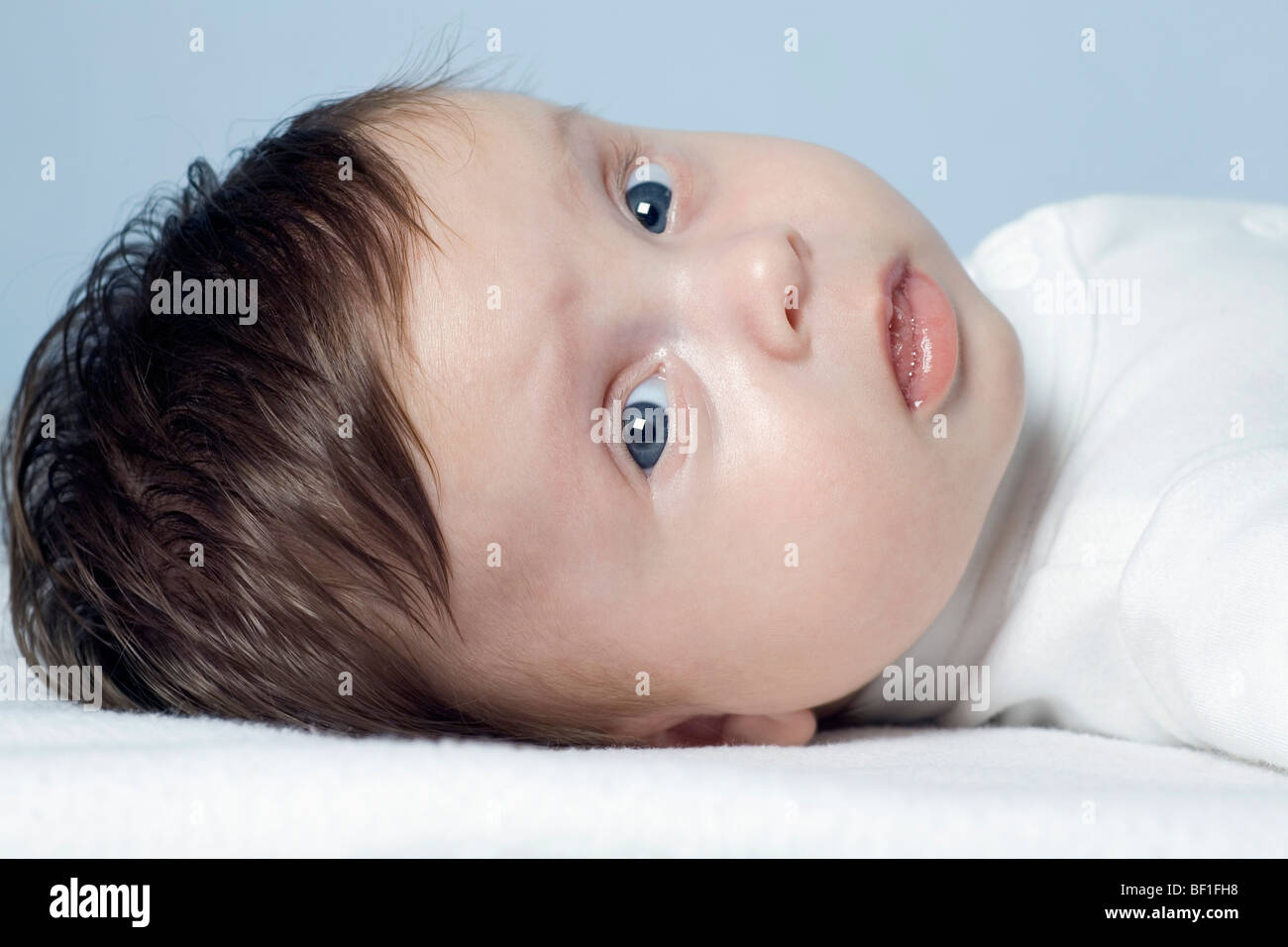 Ritratto di una bambina sdraiato Foto Stock