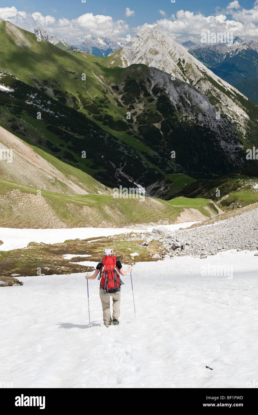 Una donna escursionismo verso il basso una delle montagne del Wetterstein Foto Stock