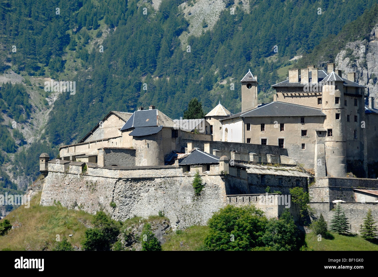 Appollaiato fortificazioni o il castello di Fort Queyras di Château-Queyras Queyras Parco Naturale Regionale Haute-Alpes sulle Alpi francesi Francia Foto Stock