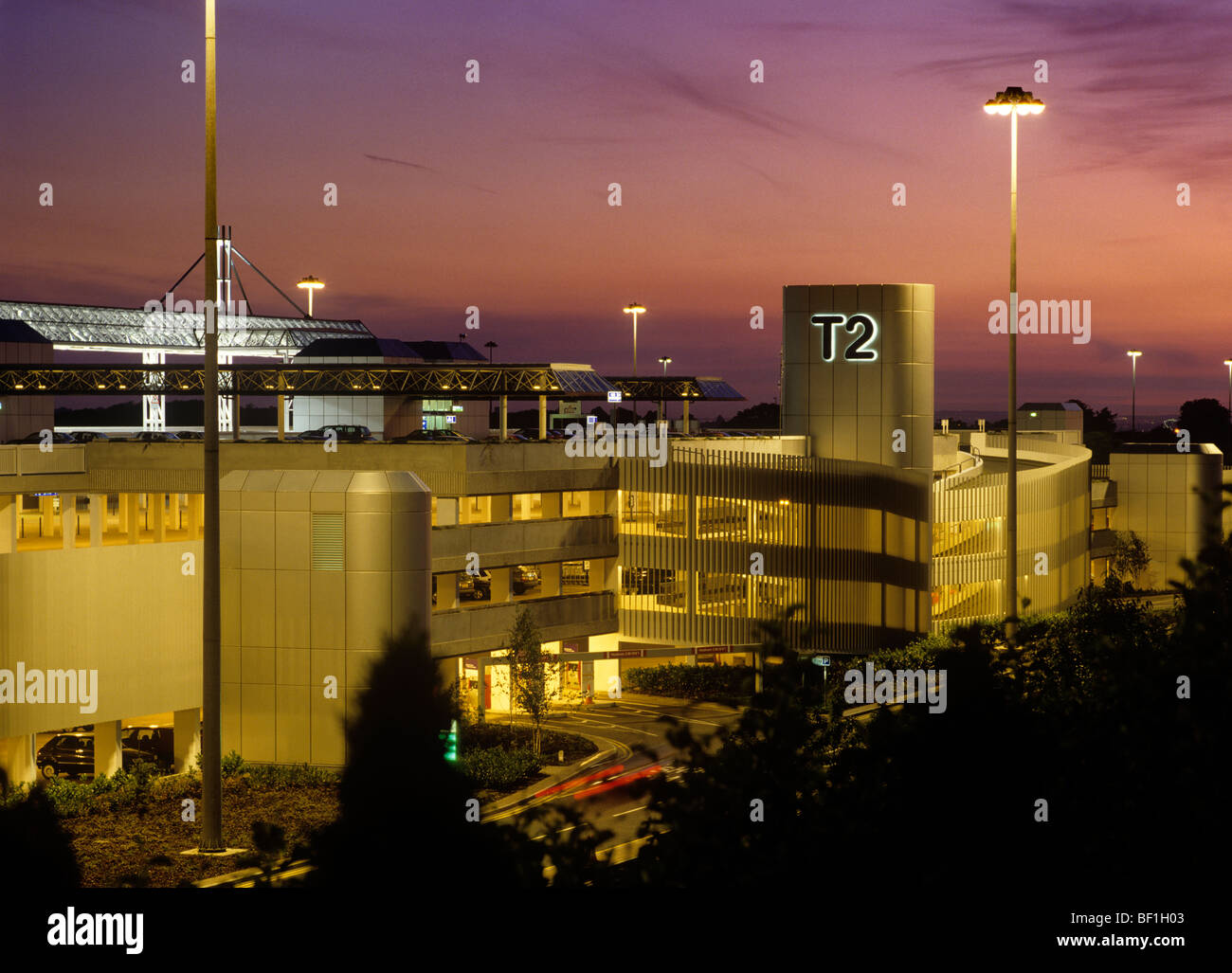 Regno Unito, Inghilterra, Manchester Airport Terminal 2 a notte Foto Stock