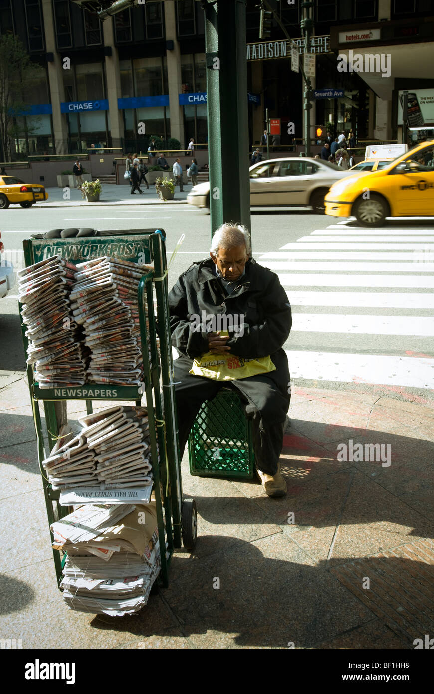 Un pan fornitori mentre vendendo copie di News Corp quotidiani, il New York Post e il Wall Street Journal Foto Stock