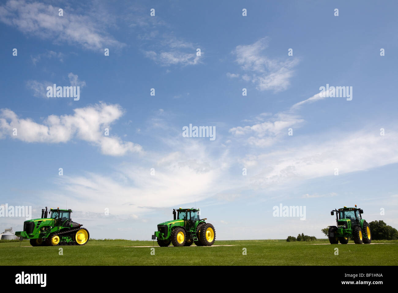 Nuovi trattori verdi sul display presso la John Deere principale fabbrica a Waterloo, Iowa Foto Stock